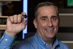 Intel CEO Brian Krzanich met een prototype van de Intel Curie